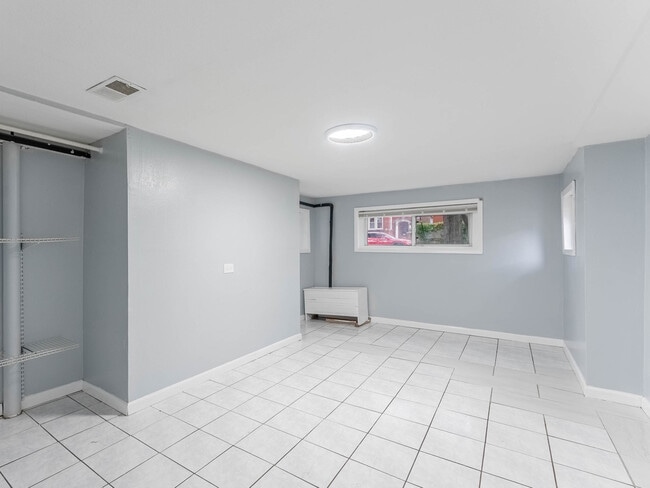 Photo - 3815 W Roscoe St