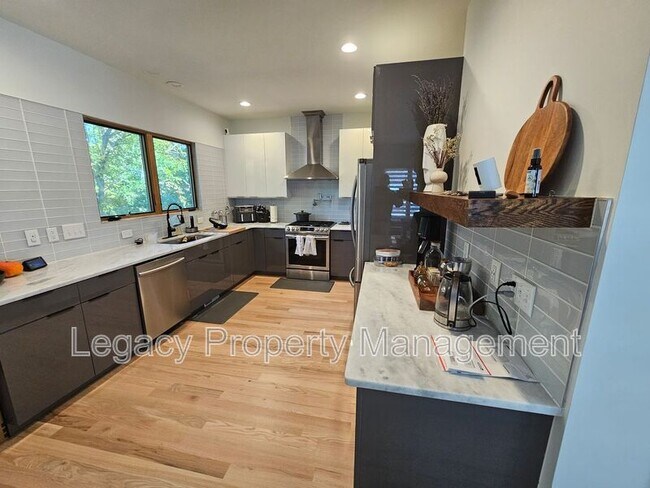 Photo - 1211 Gilbert St House