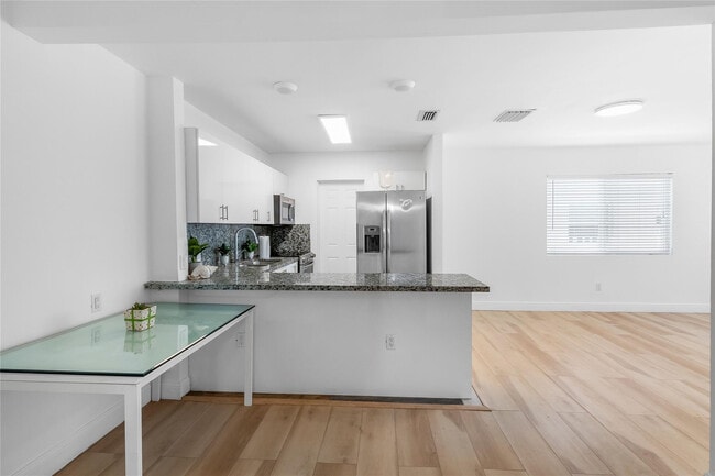 Photo - 343 Van Buren St Unidad 6