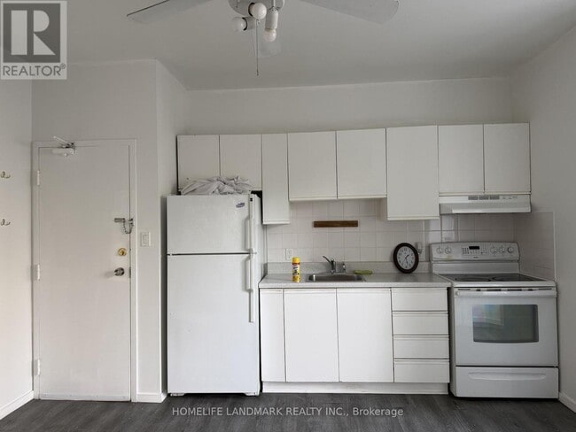 Photo - 968 Bathurst St