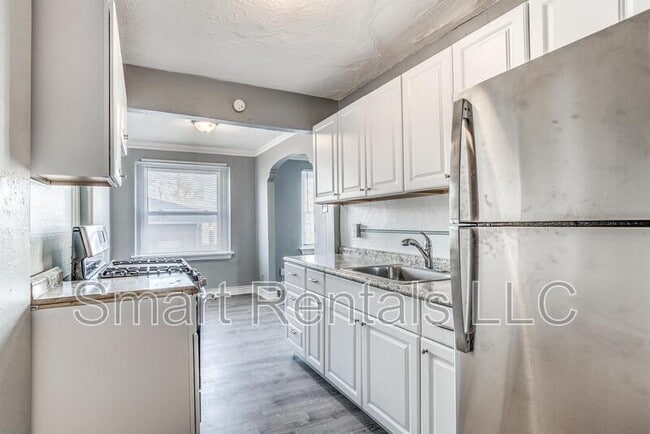 Building Photo - 807 Clara Ave