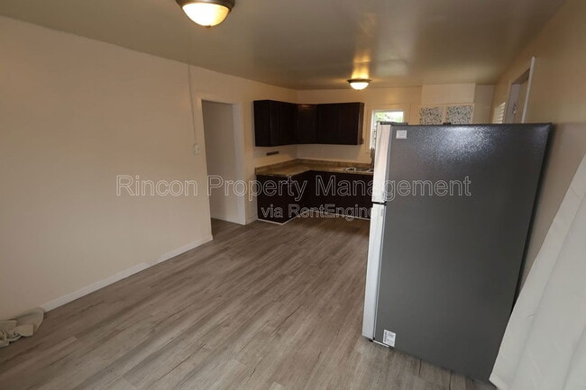 Photo - 329 E Scott St