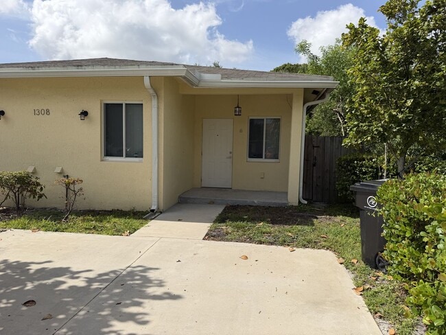 Building Photo - 1308 NW 2nd St Unit 1308 B