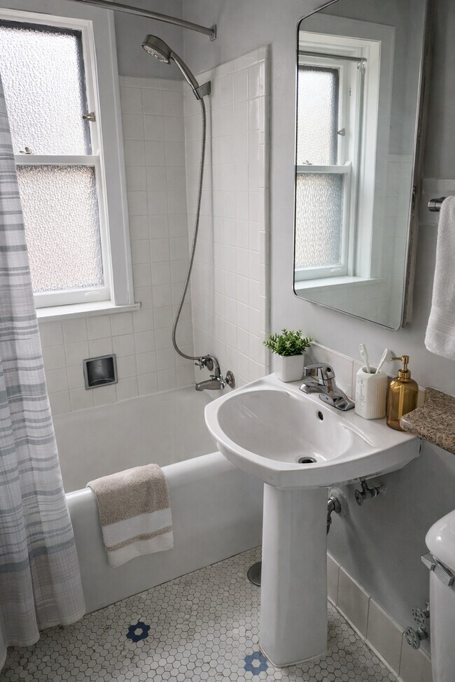 Photo - 618 1/2 Sheridan Rd Unit 1S