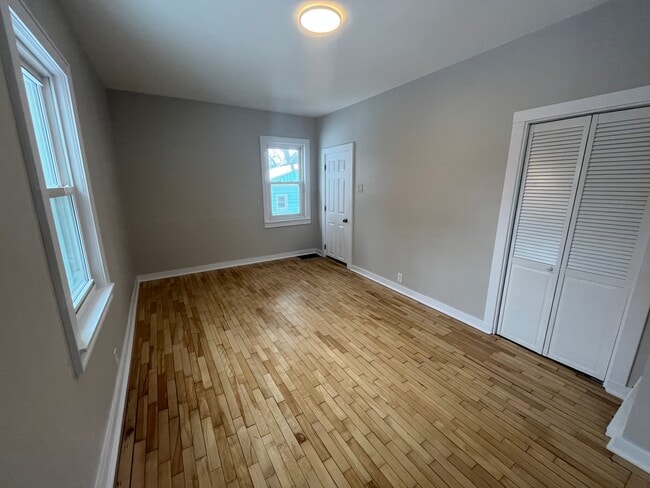 Photo - 180 Gillett St