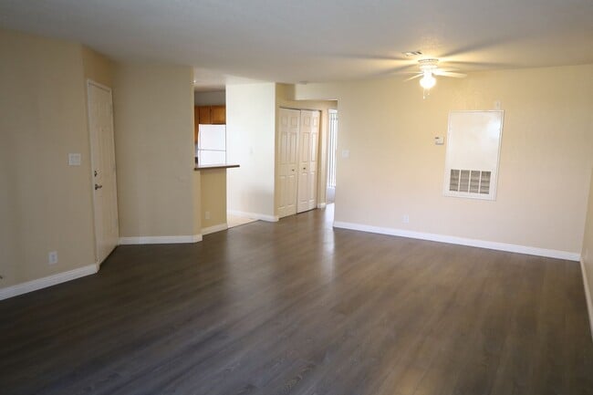 Building Photo - 2 Bedroom 1 Bathroom Centrally Located 1st Floor Condo in Gated Community!