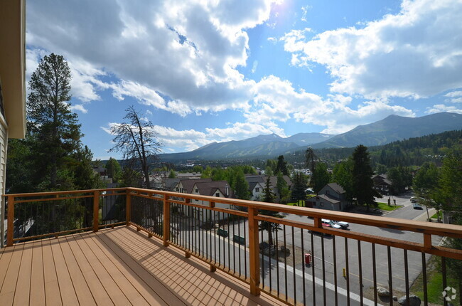 Building Photo - Great Location, Walk to Everything! Update... Rental