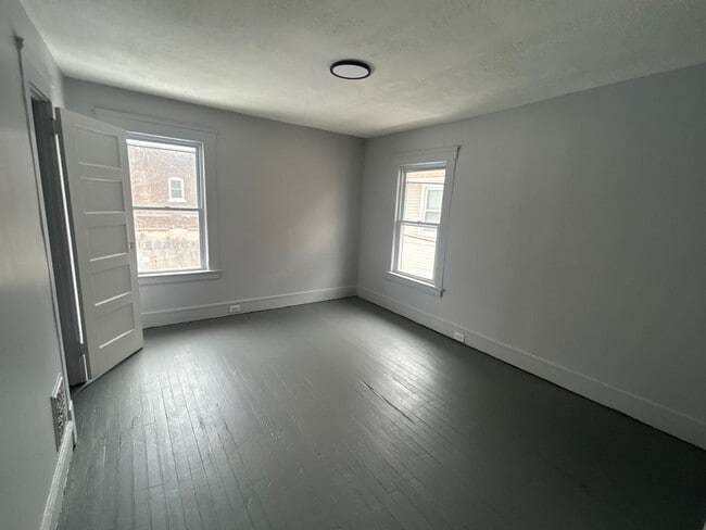 Photo - 5bd Single Section 8