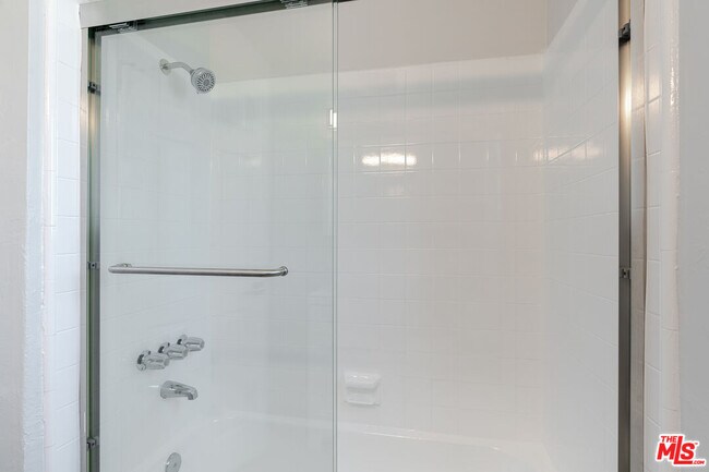 Photo - 845 S Kenmore Ave Unit 302