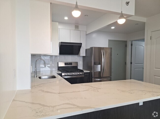 Building Photo - 7065 Queens Blvd Unit 5C Rental