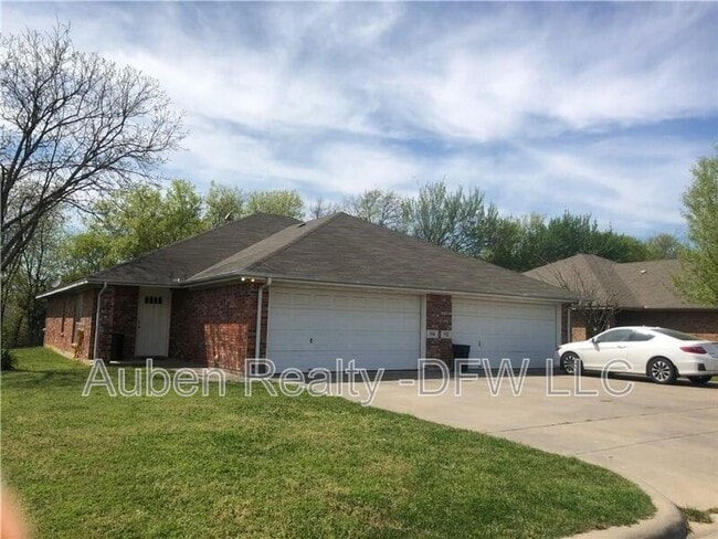 Building Photo - 114 Honey Bee Dr