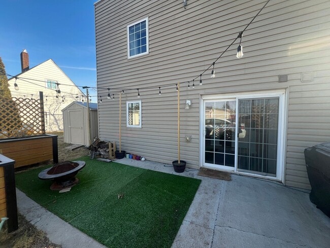 Building Photo - Industrial Style 3 Bedroom Home AVAILABLE JUNE!!!