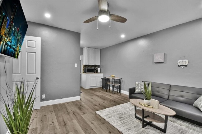 Building Photo - 201 SE 23rd St Unit 2