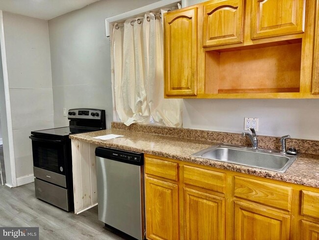 Photo - 831 S 59th St