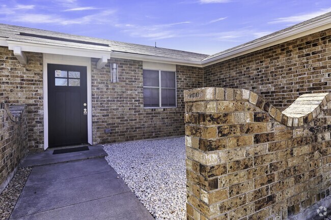 Building Photo - 207 Meandering Way Rental