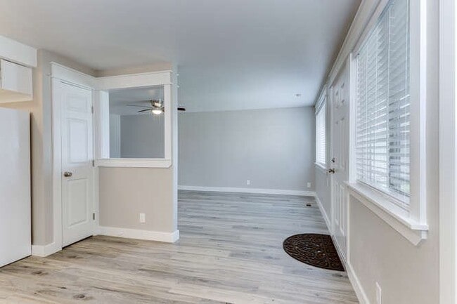 Photo - Ensign Ave Duplex Unidad 5844