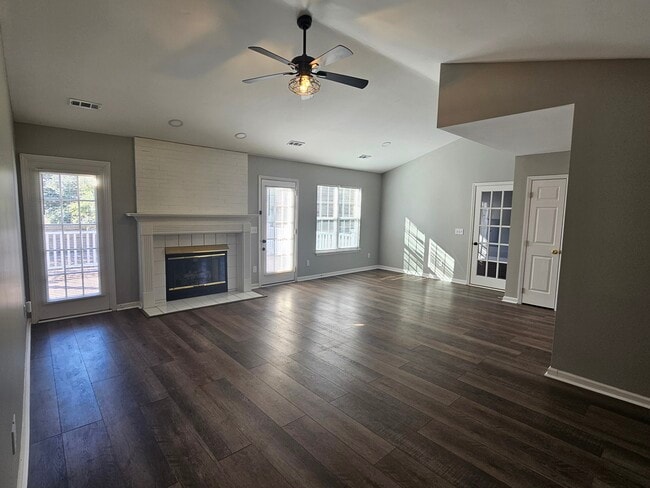 Photo - 210 Hepworth Way