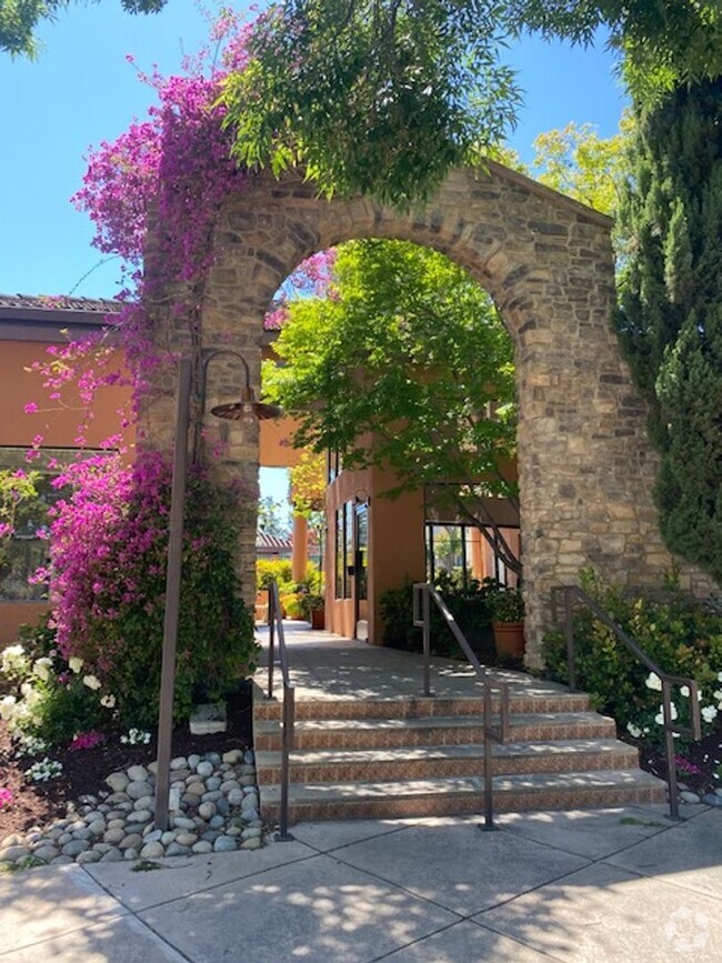 Building Photo - Gorgeous Monte Merano Condo for rent