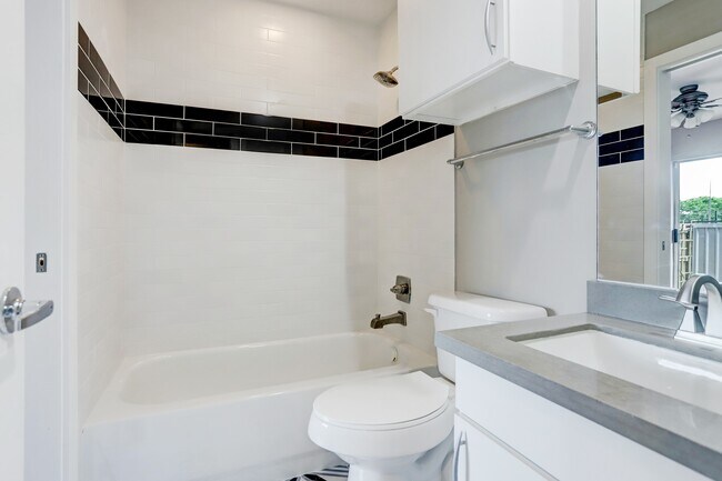 Photo - 835 Saulnier St