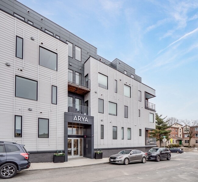 Building Photo - 2 W Sixth St Unit 305