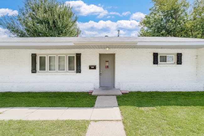 Building Photo - Cozy 2 bedroom 1 bathroom duplex in Southeast Wichita.