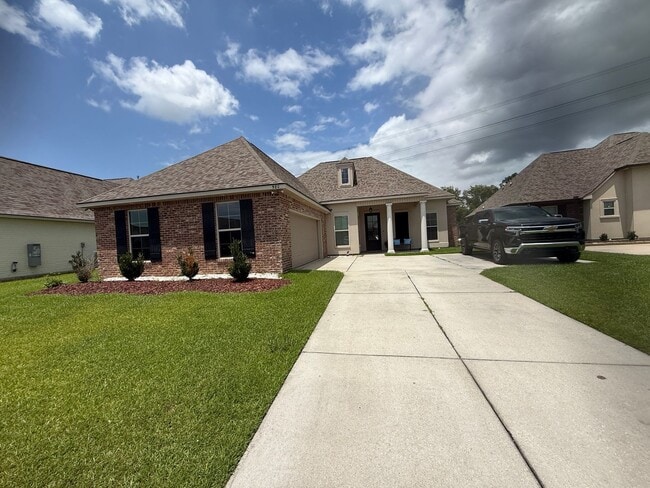 Building Photo - 908 Lakehaven Dr