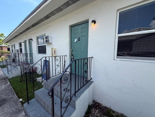 Building Photo - 2140 NW 24th St Unit 2