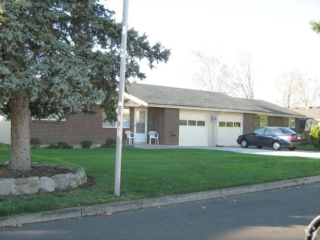 Building Photo - CUTE SINGLE LEVEL DUPLEX - CASCADE PARK Rental