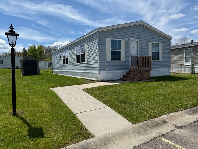Building Photo - 15588 Pine Ridge Dr