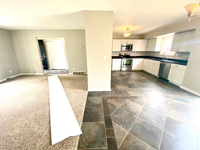 Photo - 2047 Zircon St NE