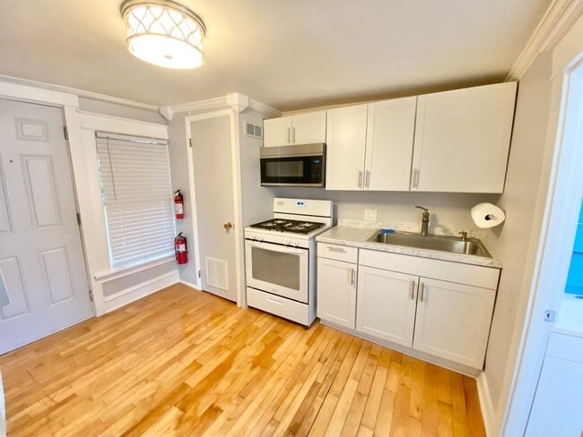 Building Photo - 2 Bedroom Apartment in Burlington VT Available 6/1! Unit 5