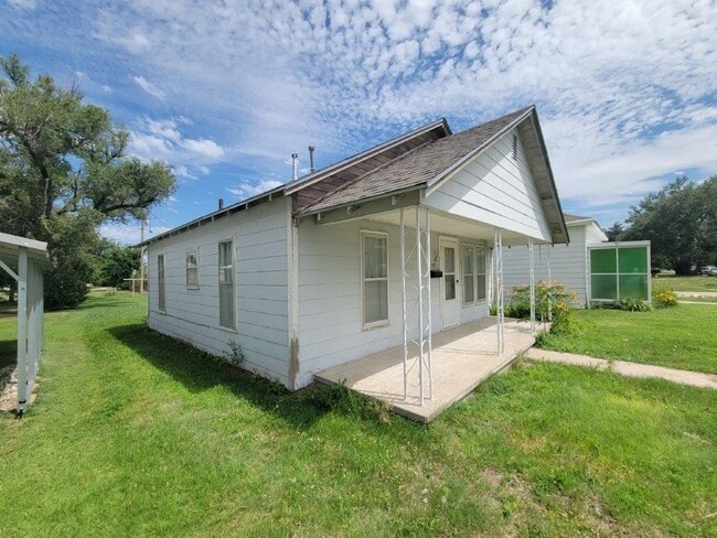 Photo - 205 Kansas St S