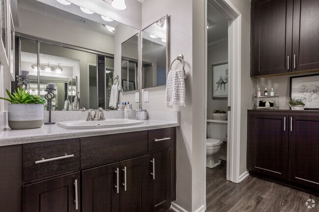 2BR, 2BA - 981 SF