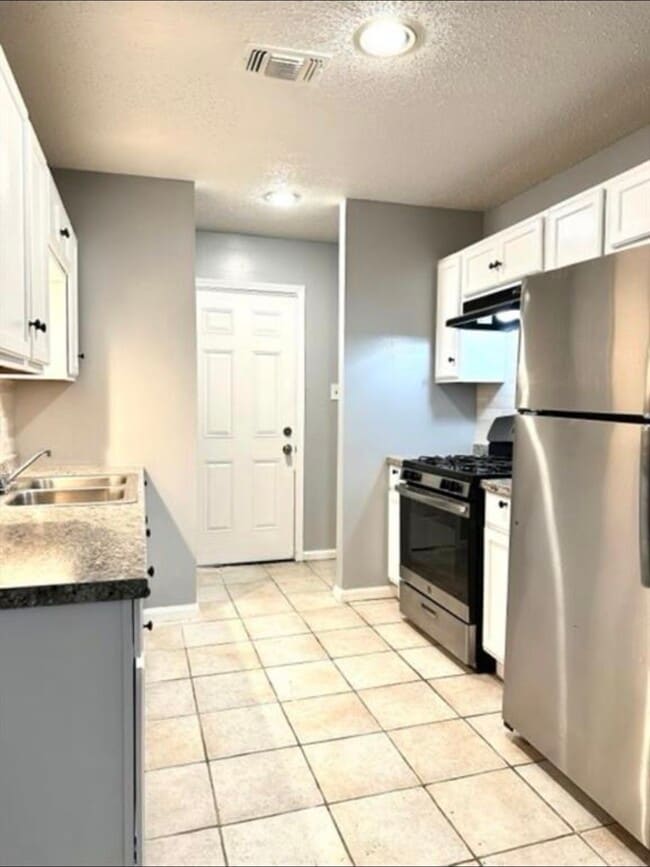 Building Photo - 6918 Hirsch Rd Unit 6916