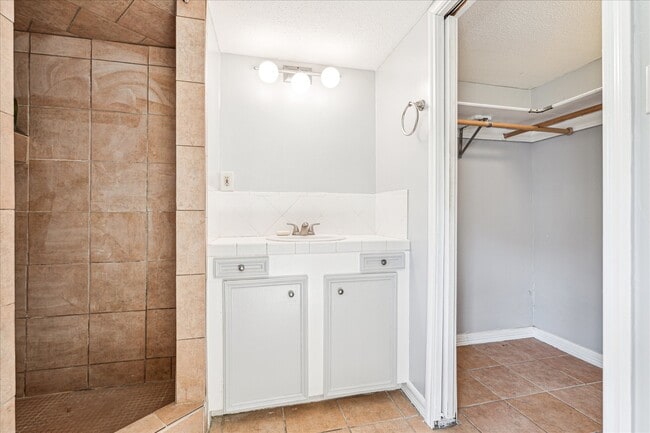 Photo - 5125 Maple St