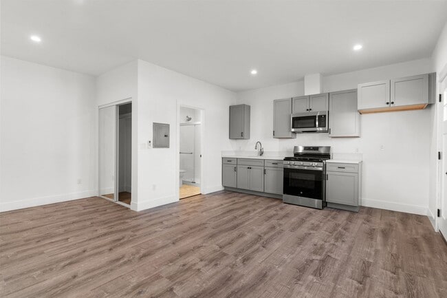 Building Photo - 3032 E 7th St Unit 3034 B
