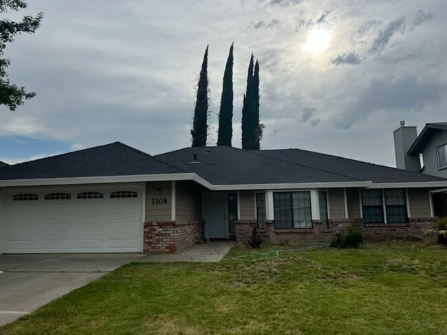 Building Photo - Charming 3-Bed, 2-Bath Home in Desirable G...