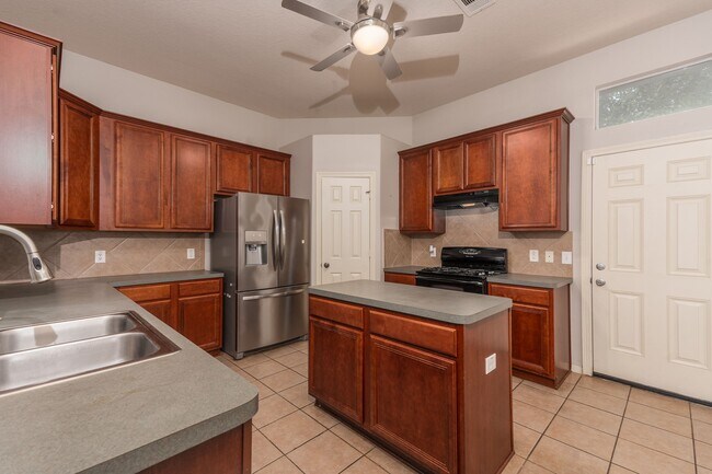 Photo - 32015 Sue Ln