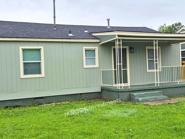 Building Photo - 3 Bed House in Lawton - Fenced Yard, W/D Hookups, Available Now