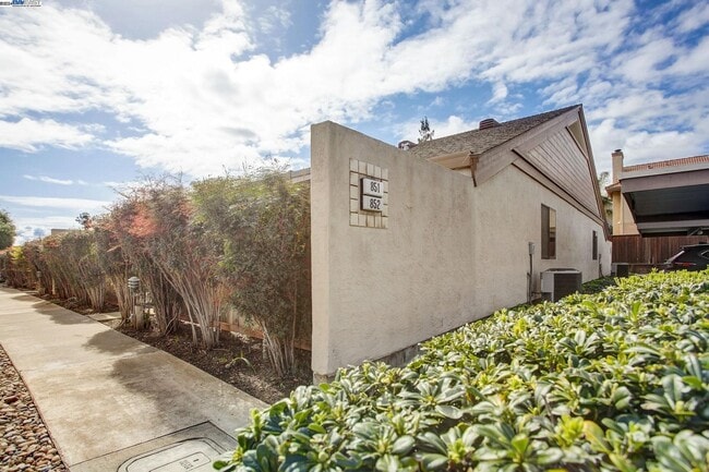 Photo - GREAT END UNIT, IMMACULATE SINGLE STORY, WITH LAMINATE FLOORING THROUGH OUT... 2 BEDS/1.5 BATH