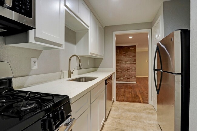 Building Photo - 2643 Greenbriar Dr Unit 3 Rental