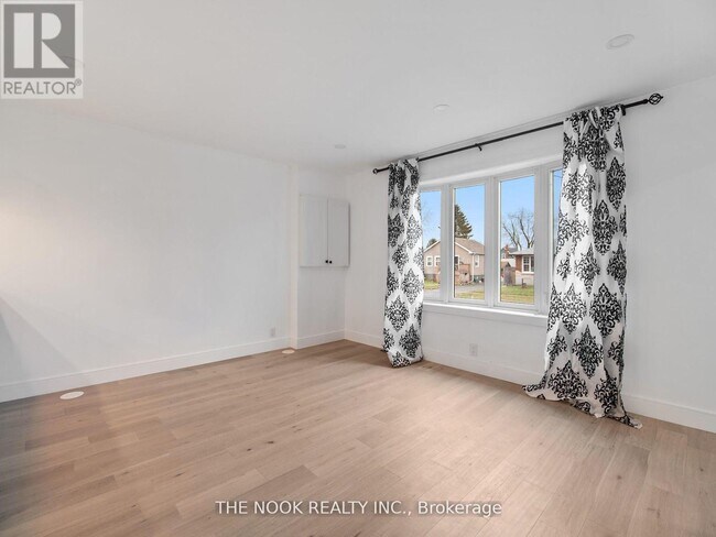 Photo - 590 Athol St E