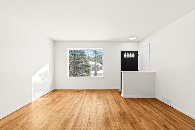 Photo - 18405 Gillman St