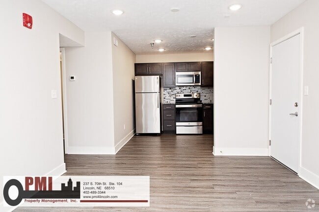 Building Photo - 2 Bedroom and 1 Bathroom Apartment Availab... Unit 4001 Holdrege St. #16