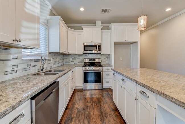 Photo - 8617 Dosia St