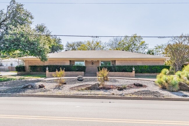 Building Photo - 2 Bed 2 Bath Duplex 5 Minutes From Downtow... Rental