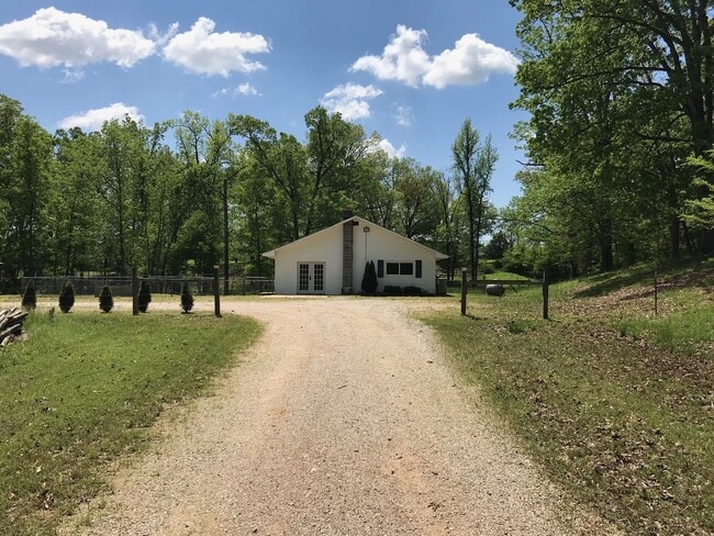 Building Photo - Country living close to town -814 CR 450