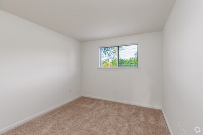 2BR, 1BA - 858SF - Guest Bedroom