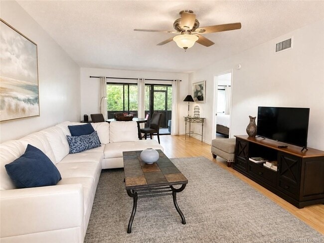 Building Photo - 615 NW Oleander St Unit 103