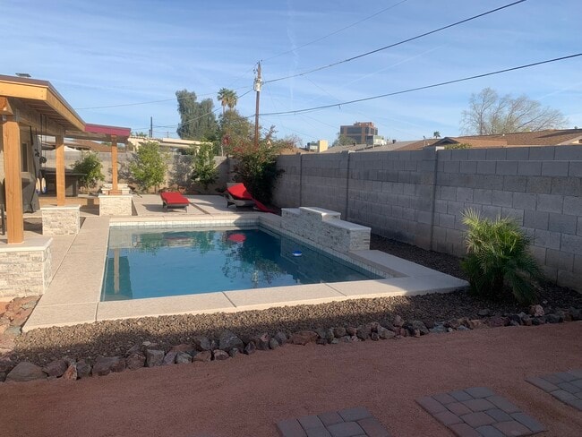 Nueva piscina 2023 - 1207 E Loyola Dr Unidad smaller bedroom with 1 closet